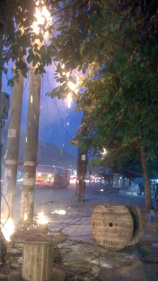 Hà Nội: Cháy cáp viễn thông, người dân hoảng loạn