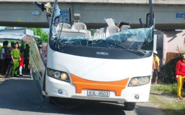 Xe khách bay nóc do không lọt gầm cầu vượt, 26 người bị thương Xe khách bay nóc do không lọt gầm cầu vượt, 26 người bị thương