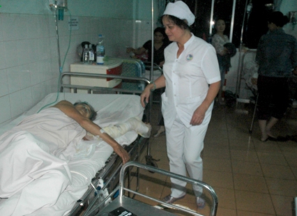 Lao vào cứu con đang cháy như đuốc, mẹ già nguy kịch