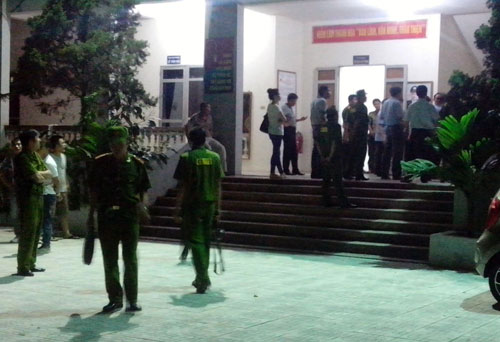 Cảnh sát dùng súng khống chế kiểm lâm