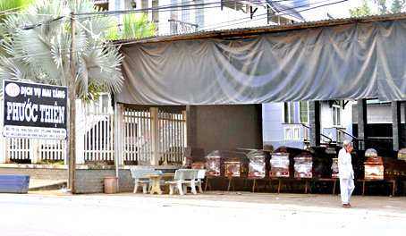 Tranh giành kinh doanh xác chết