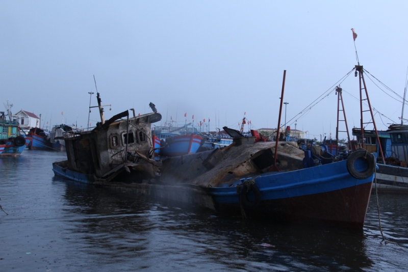 Tàu chở dầu nổ gây chết người, ban quản lý “đá bóng trách nhiệm