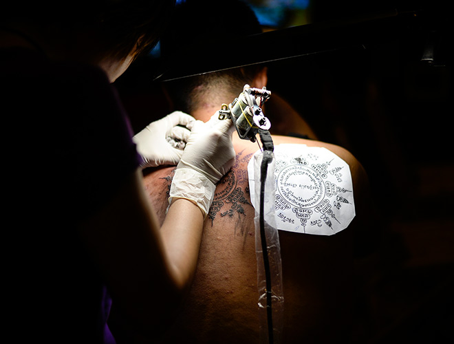 Theo người đi xăm Theo người đi xăm