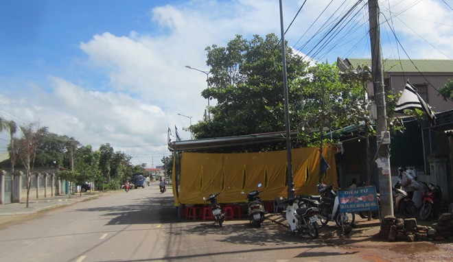 Người phụ nữ chết trong tư thế treo cổ với nhiều vết thương