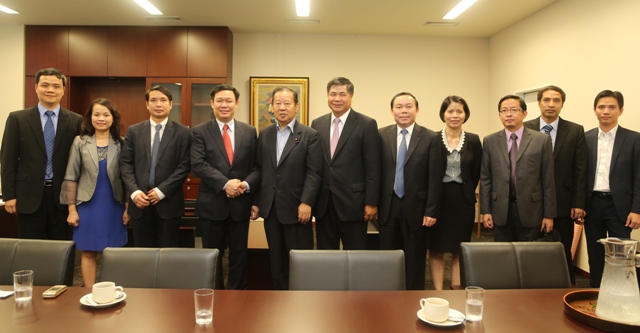 Trưởng Ban Kinh tế Trung ương thảo luận về học thuyết Abenomics