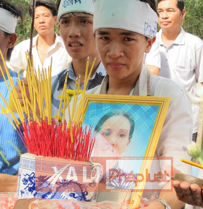 Người mẹ nghèo tự tử cho con đi học gây chấn động cộng đồng mạng