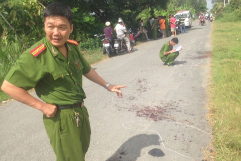 Một thanh niên chết ven đường, bị đâm 15 nhát