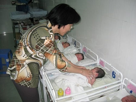 Bé gái sơ sinh không quần áo bị bỏ rơi ở chợ