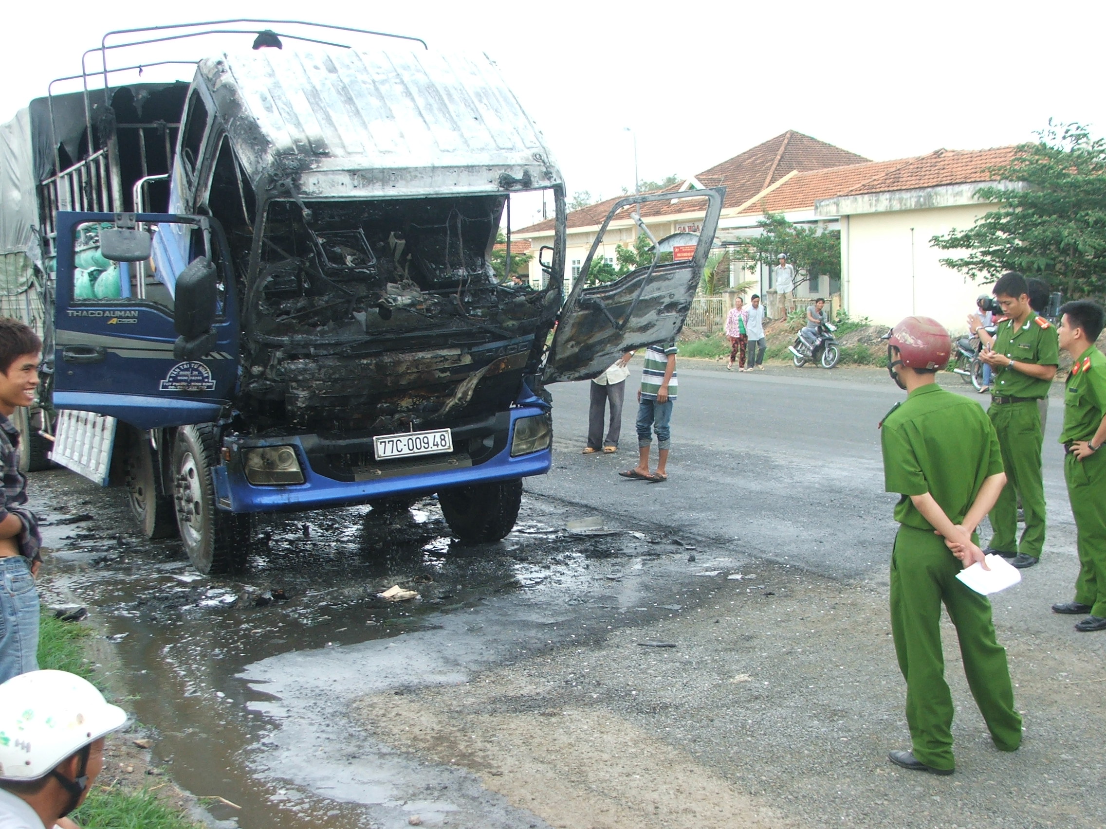 Phú Yên: Đang dừng, xe tải đột nhiên bốc cháy