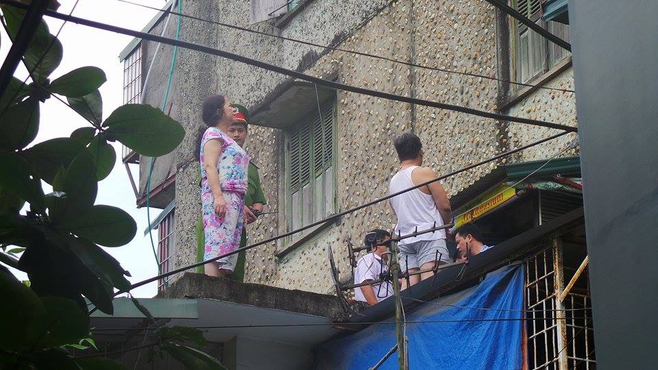 Trực tiếp: Cướp táo tợn tấn công chủ nhà, khống chế 3 con tin 