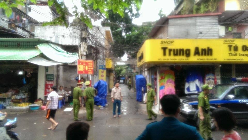 Trực tiếp: Cướp táo tợn tấn công chủ nhà, khống chế 3 con tin 