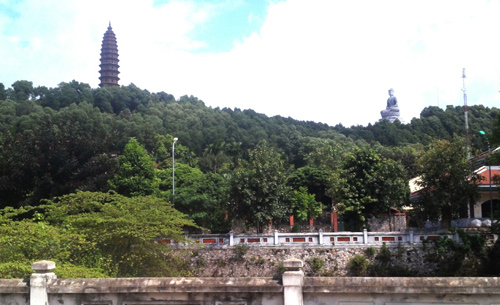 'Chuộng' an táng người chết trên núi Phật