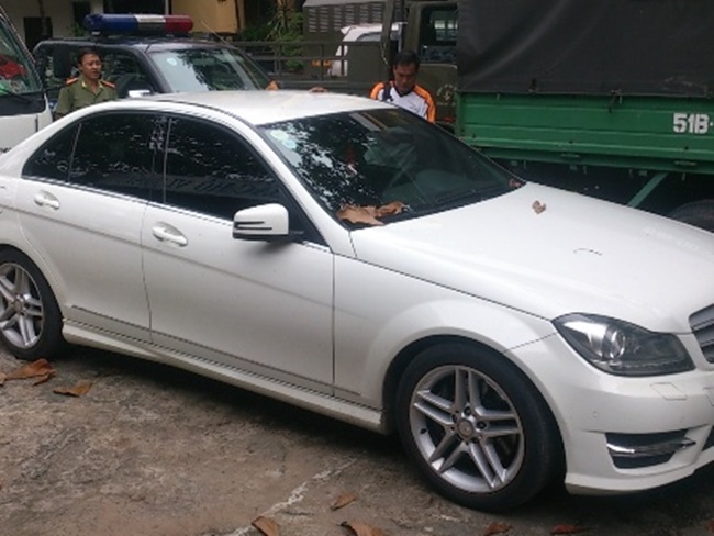 Mở cửa ô tô bất ngờ, 1 phụ nữ bị xe tải cán tử vong Mở cửa ô tô bất ngờ, 1 phụ nữ bị xe tải cán tử vong