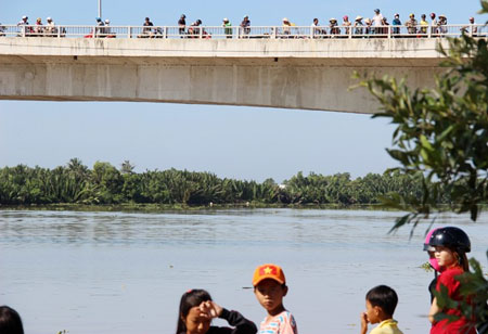 Các mối quan hệ bất thường của cô gái lái ôtô nhảy cầu tự tử Các mối quan hệ bất thường của cô gái lái ôtô nhảy cầu tự tử