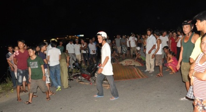 2 xe máy chở 3 tông nhau, 4 người chết, 2 người nguy kịch 2 xe máy chở 3 tông nhau, 4 người chết, 2 người nguy kịch