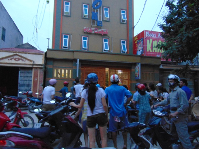 Đi hát karaoke, nữ sinh viên năm nhất bị đâm tử vong