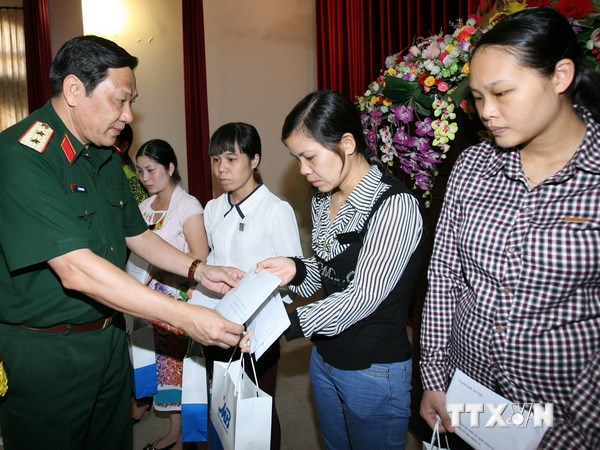 Hơn 5 tỷ đồng đỡ đầu con chiến sỹ vụ tai nạn máy bay Mi-171