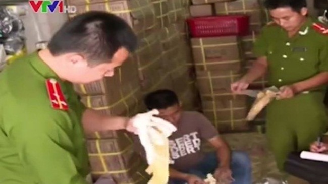 Rùng mình găng tay còn vết máu... vẫn được bày bán Rùng mình găng tay còn vết máu... vẫn được bày bán