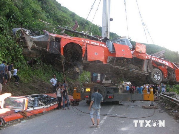 Xe máy tông trực diện xe bus, 2 thanh niên nguy kịch