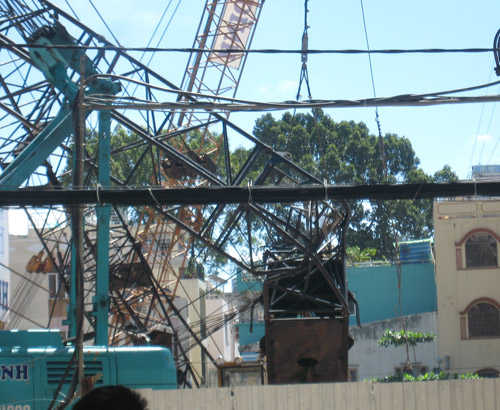 Cần cẩu công trình đổ sập, dân tháo chạy toán loạn