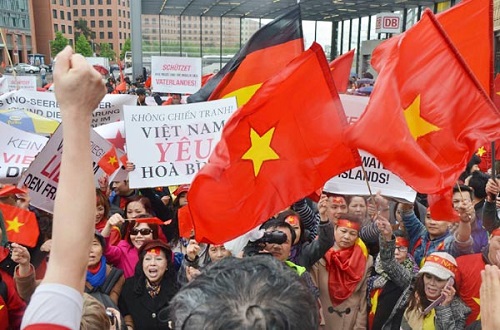 Cờ đỏ sao vàng ở năm Châu dậy sóng