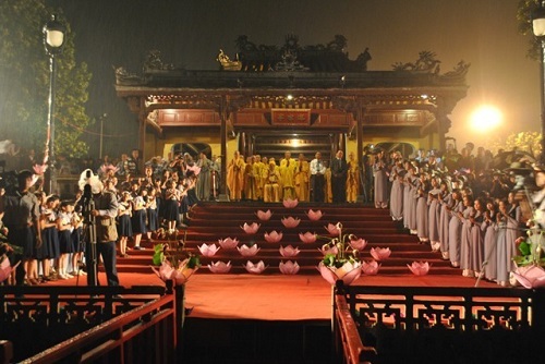 7 đóa sen hồng trên dòng sông Hương