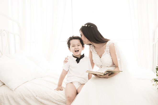Trương Quỳnh Anh xúng xính váy cưới nghịch ngợm cùng con trai