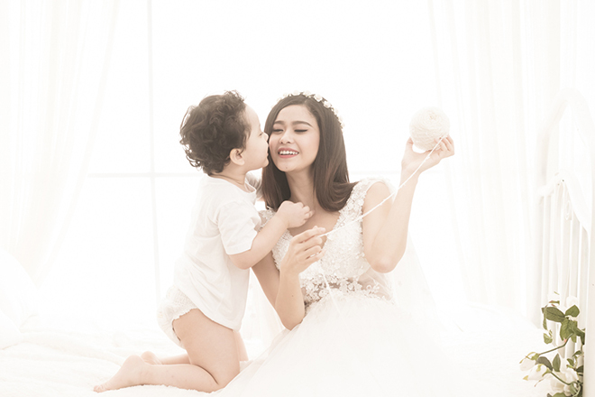 Trương Quỳnh Anh xúng xính váy cưới nghịch ngợm cùng con trai