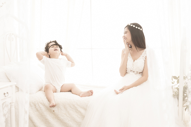 Trương Quỳnh Anh xúng xính váy cưới nghịch ngợm cùng con trai
