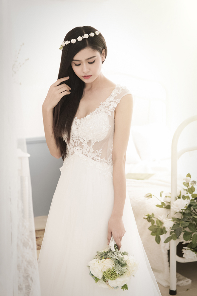 Trương Quỳnh Anh xúng xính váy cưới nghịch ngợm cùng con trai