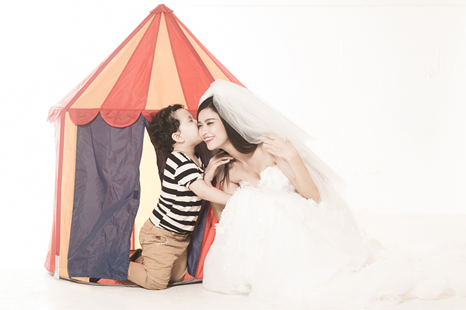 Trương Quỳnh Anh xúng xính váy cưới nghịch ngợm cùng con trai