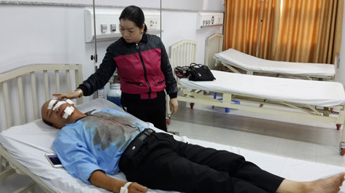 Một hạt trưởng quản lý đường bộ bị táng ly bia vào mặt