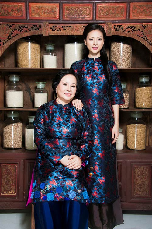 Ngắm những bà mẹ xinh đẹp, trẻ trung của sao Việt