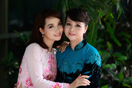 Ngắm những bà mẹ xinh đẹp, trẻ trung của sao Việt