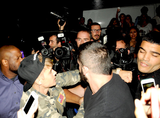 Justin Bieber đấm vào mặt paparazzi trước cửa khách sạn ở Paris