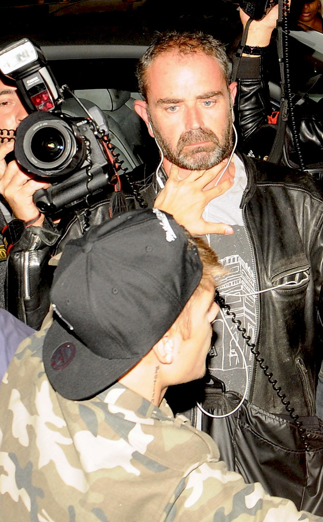 Justin Bieber đấm vào mặt paparazzi trước cửa khách sạn ở Paris