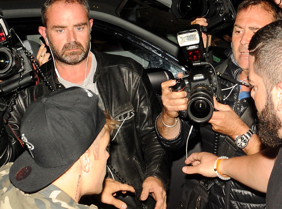 Justin Bieber đấm vào mặt paparazzi trước cửa khách sạn ở Paris