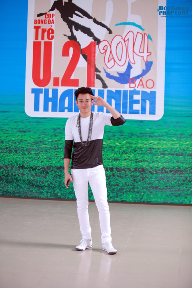 Dương Triệu Vũ “quậy tung” sân vận động với hơn 5000 khán giả Cần