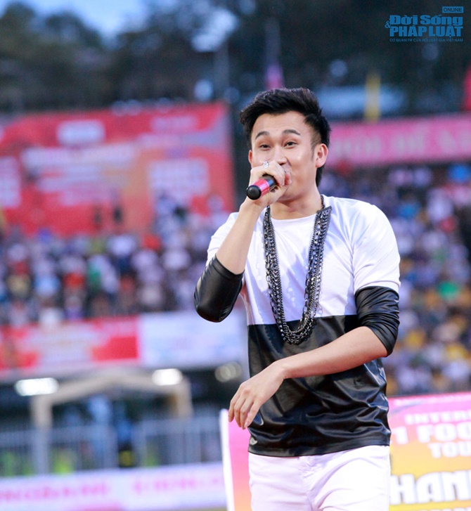 Dương Triệu Vũ “quậy tung” sân vận động với hơn 5000 khán giả Cần