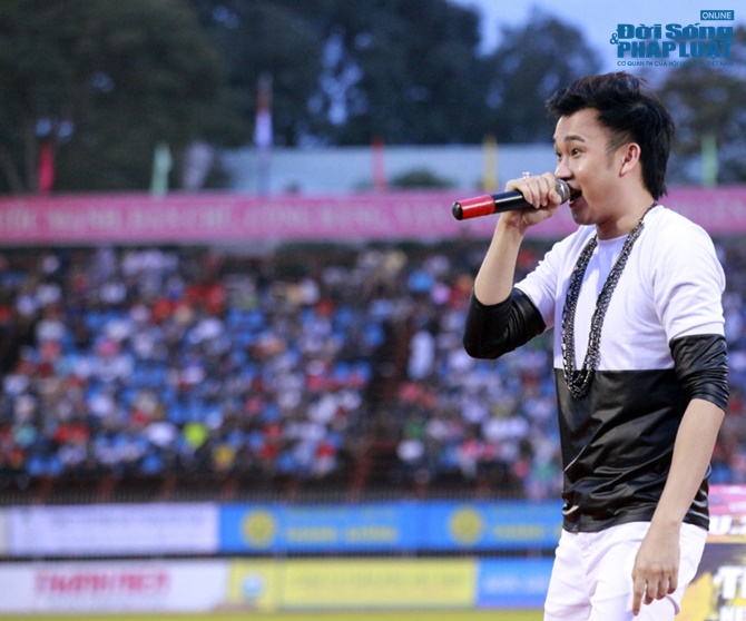 Dương Triệu Vũ “quậy tung” sân vận động với hơn 5000 khán giả Cần