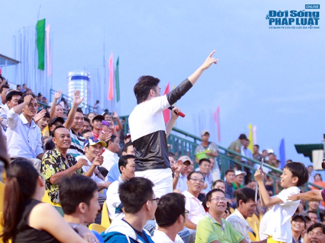 Dương Triệu Vũ “quậy tung” sân vận động với hơn 5000 khán giả Cần