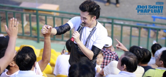 Dương Triệu Vũ “quậy tung” sân vận động với hơn 5000 khán giả Cần