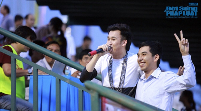 Dương Triệu Vũ “quậy tung” sân vận động với hơn 5000 khán giả Cần