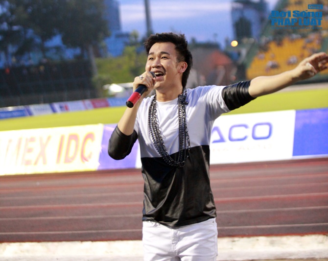 Dương Triệu Vũ “quậy tung” sân vận động với hơn 5000 khán giả Cần