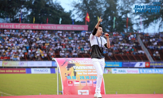 Dương Triệu Vũ “quậy tung” sân vận động với hơn 5000 khán giả Cần