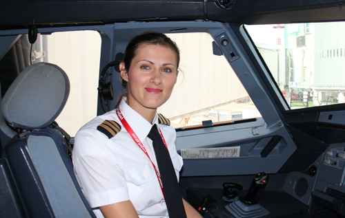 Ngắm nữ phi công xinh đẹp như người mẫu Ngắm nữ phi công xinh đẹp như người mẫu