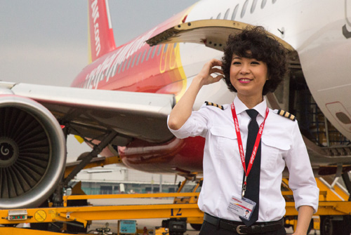 Ngắm nữ phi công xinh đẹp như người mẫu Ngắm nữ phi công xinh đẹp như người mẫu