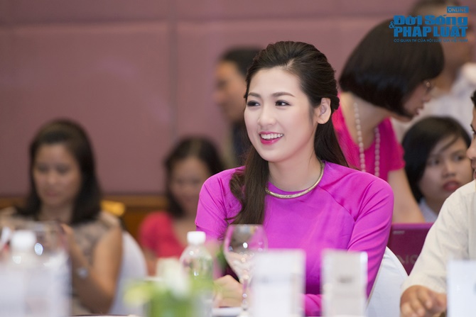 Cận cảnh vương miện 2,5 tỷ của Hoa hậu Việt Nam 2014 Cận cảnh vương miện 2,5 tỷ của Hoa hậu Việt Nam 2014