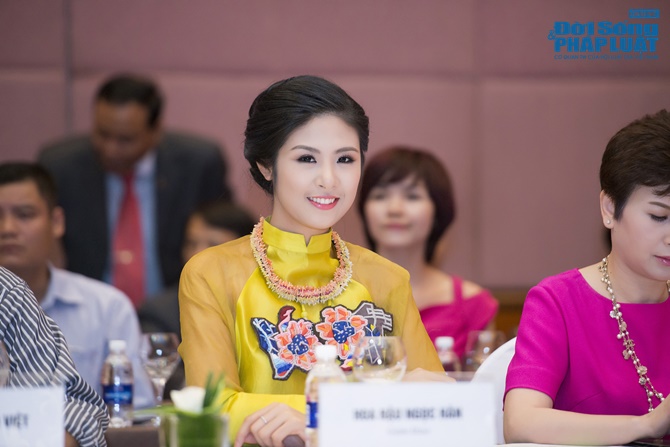 Cận cảnh vương miện 2,5 tỷ của Hoa hậu Việt Nam 2014 Cận cảnh vương miện 2,5 tỷ của Hoa hậu Việt Nam 2014