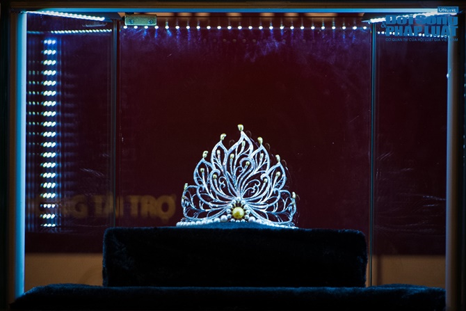 Cận cảnh vương miện 2,5 tỷ của Hoa hậu Việt Nam 2014 Cận cảnh vương miện 2,5 tỷ của Hoa hậu Việt Nam 2014